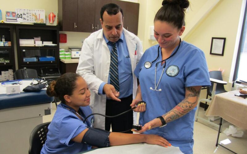 How to Become a Good Medical Assistant